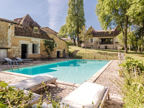 A la foto es mostra l'objecte Mansion in Sourzac with Private Pool situat a la ciutat de Sourzac.