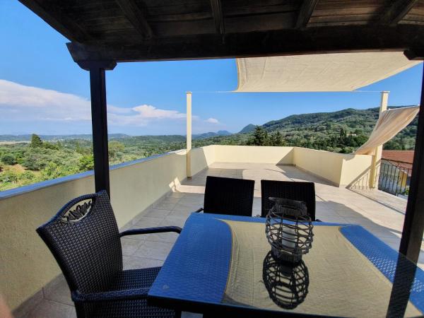 A la foto es mostra l'objecte Villa Antonia situat a la ciutat de Mármaron.