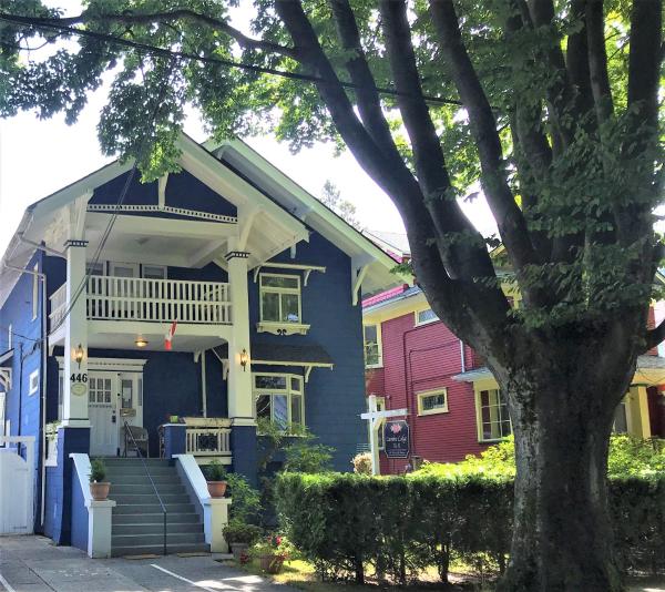 På bildet vises objektet Cambie Lodge som ligger i byen Vancouver.