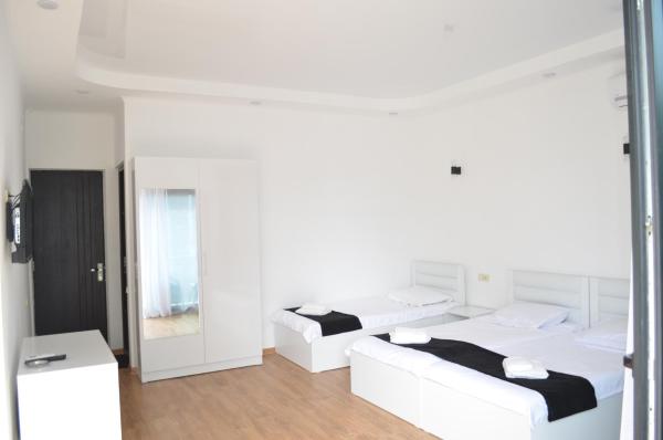A la foto es mostra l'objecte White Hotel situat a la ciutat de Kobuleti.