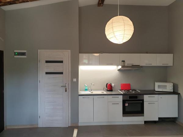 Na zdjęciu widoczny jest obiekt Apartament pod Sosnami 2 noclegi OTW Borówno WLK Skarszewy położony w mieście Demlin.