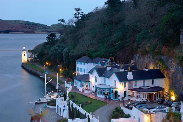 写真にはMinffordd市にあるPortmeirion Village & Castell Deudraethが写っています。