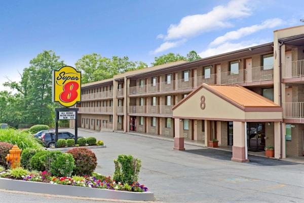 Na zdjęciu widoczny jest obiekt Super 8 by Wyndham Laurel położony w mieście Laurel.
