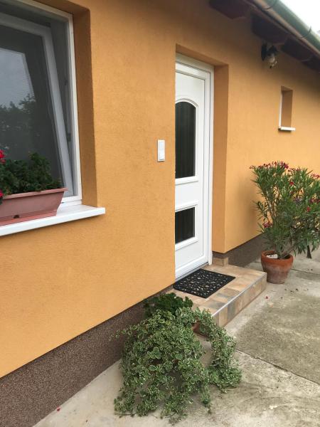 Na zdjęciu widoczny jest obiekt Dália apartman Gyömrő położony w mieście Kóka.