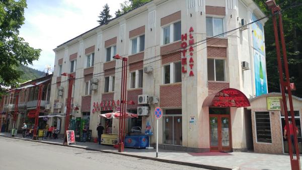 Na fotografii je vidět objekt Alma-Ata Hotel nacházející se ve městě Bordžomi.