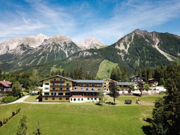 Na fotografii je vidět objekt Mountain Hotel & Hostel nacházející se ve městě Ramsau am Dachstein.