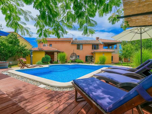 På billedet ses objektet Holiday Home Loreta by Interhome beliggende i byen Čabrunići.