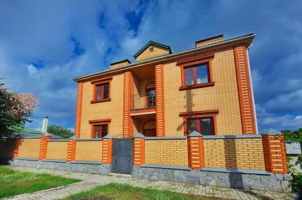 Na zdjęciu widoczny jest obiekt Apartment complex położony w mieście Sula.
