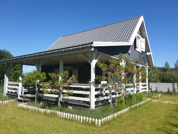 A la foto es mostra l'objecte Szary Domek 1 jacuzzi komienk sauna klimatyzacja jezioro situat a la ciutat de Piotrków Kujawski.
