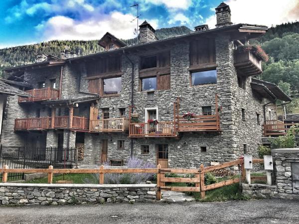 La photo montre l'objet Bilocale pietra e legno immerso nella natura situé dans la ville de Morgex.