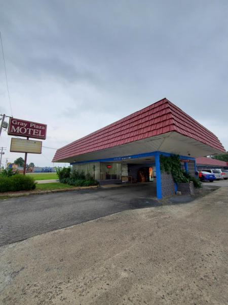 Na fotografii je vidět objekt Gray Plaza Motel West Frankfort nacházející se ve městě Benton.