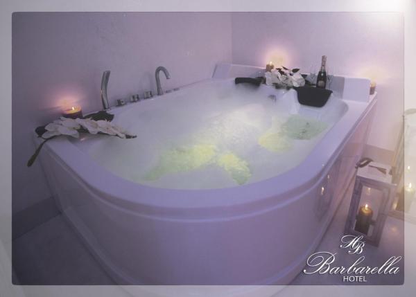 Na foto é possível ver o objeto Barbarella Spa localizado na cidade de Naples.