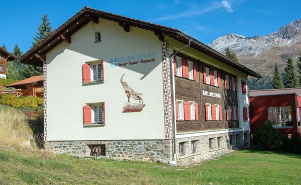 A la foto es mostra l'objecte Erlebacherhus situat a la ciutat de Lenzerheide.