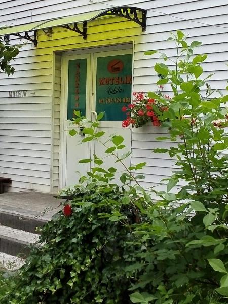 写真にはPrzedbórz市にあるMotelik Lukitasが写っています。