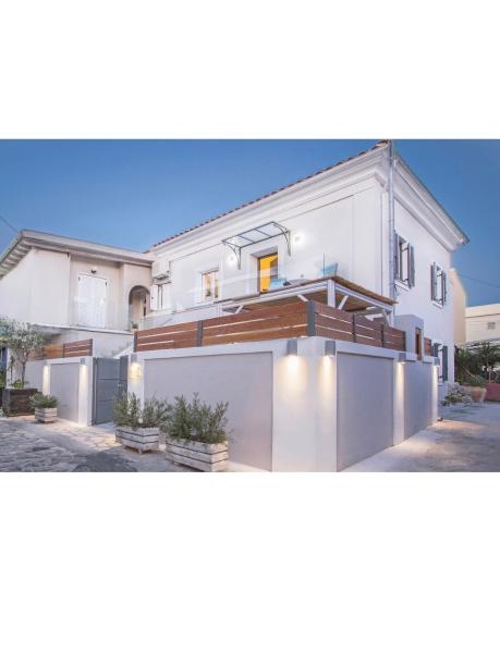 Na foto é possível ver o objeto Athena Luxury Apartments localizado na cidade de Mesongi.
