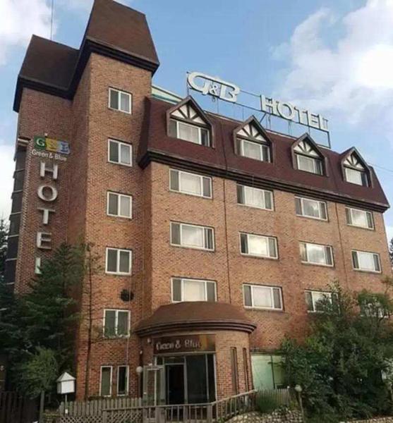 Auf dem Foto ist das Objekt Green and Blue Hotel in der Stadt Pyeongchang zu sehen.
