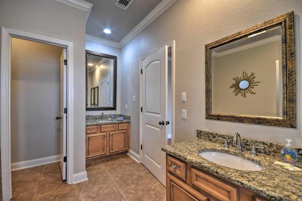 A la foto es mostra l'objecte Waterfront Lake Hamilton Getaway with Boat Ramp! situat a la ciutat de Red Oak.