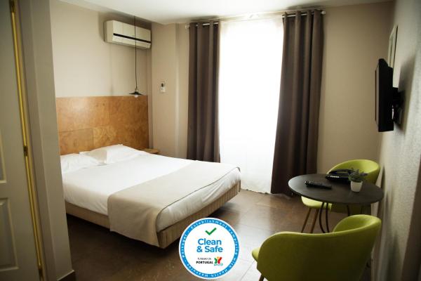 Na foto é possível ver o objeto Hotel Laitau localizado na cidade de Setúbal.
