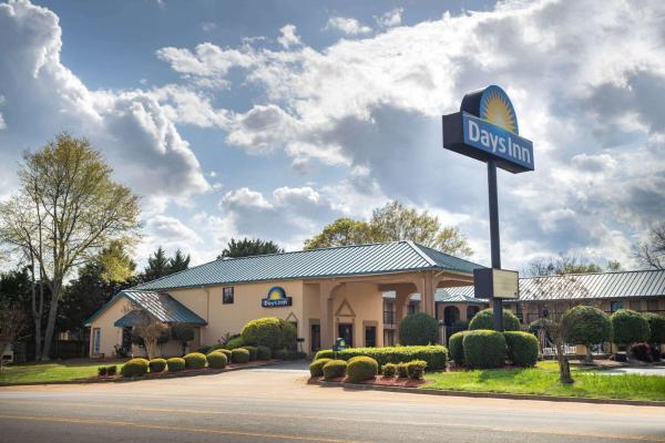 Na fotografii je vidět objekt Days Inn by Wyndham Thomaston nacházející se ve městě Barnesville.