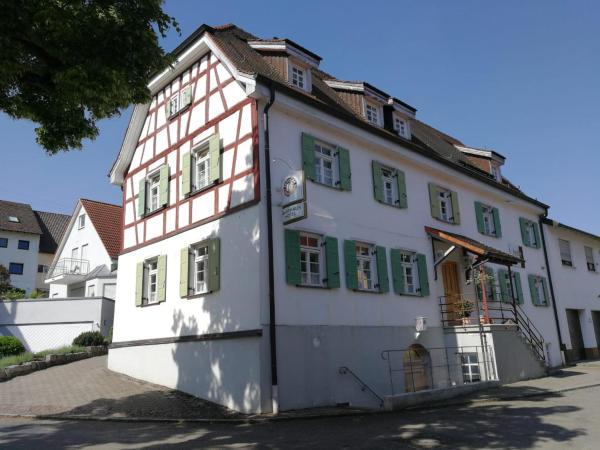 A la foto es mostra l'objecte Hotel Hohe Schule situat a la ciutat de Bad Überkingen.