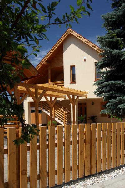 Na zdjęciu widoczny jest obiekt Family Panzio es Apartman Hazak położony w mieście Hédervár.