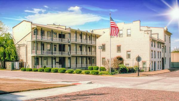 Na foto é possível ver o objeto Lee House Inn localizado na cidade de Ewing.