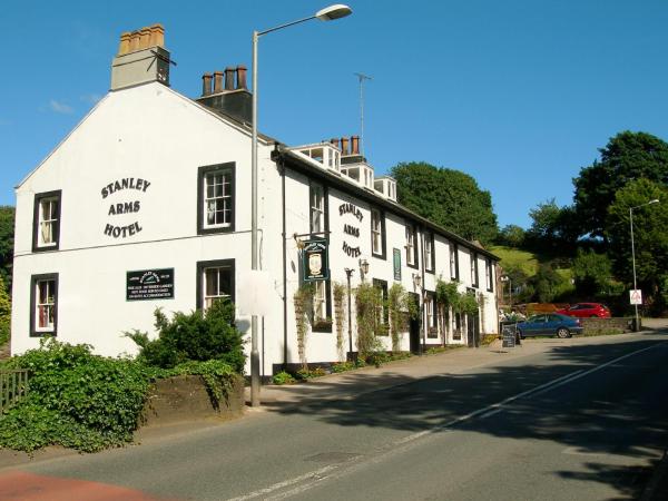 A la foto es mostra l'objecte Stanley Arms Hotel situat a la ciutat de Seascale.