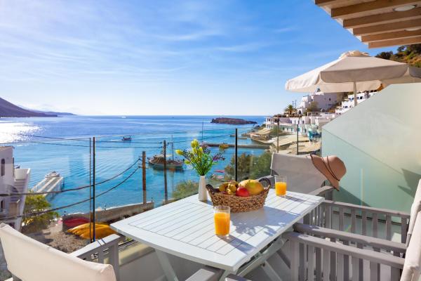 A la foto es mostra l'objecte Molos Apartments situat a la ciutat de Loutro.