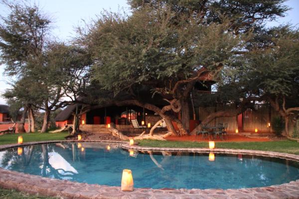 A la foto es mostra l'objecte Camelthorn Kalahari Lodge situat a la ciutat de Hoachanas.