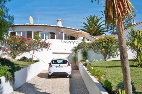 The photo shows the Casa Catryn located in the city of Luz.