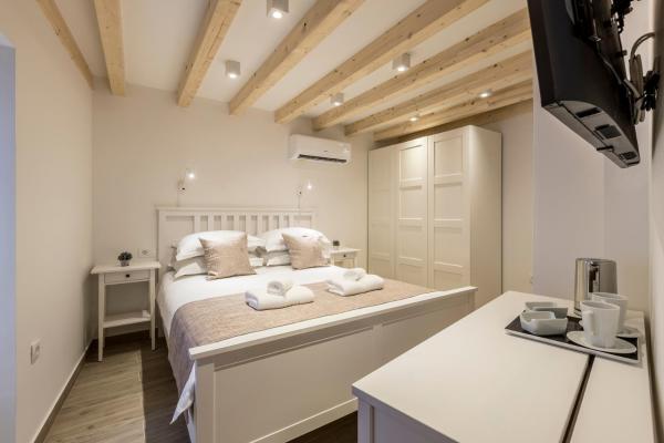 På billedet ses objektet Cosmijeva Luxury Rooms beliggende i byen Split.