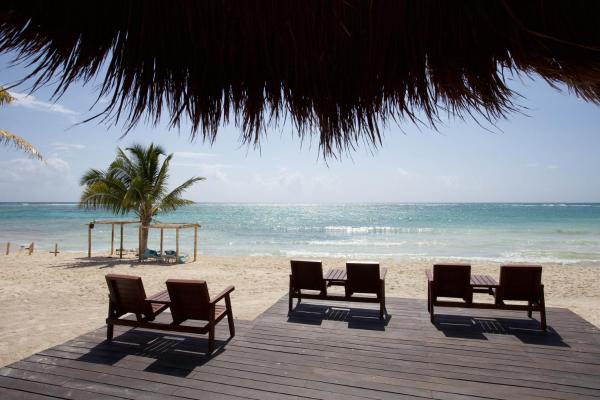 På billedet ses objektet Akumal Bay Beach & Spa Resort beliggende i byen Akumal.