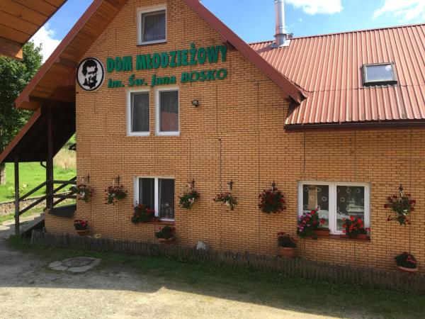 Na fotografii je vidět objekt Dom Młodzieżowy w Polanie nacházející se ve městě Rosochate.
