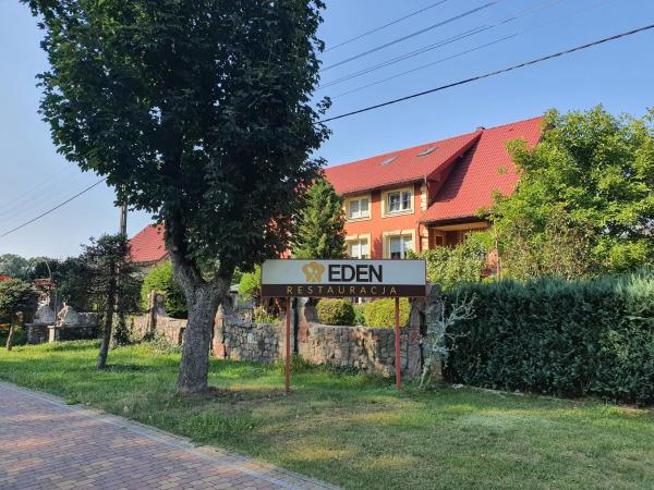 Na zdjęciu widoczny jest obiekt Pensjonat ,,Eden'' położony w mieście Charbrowo.