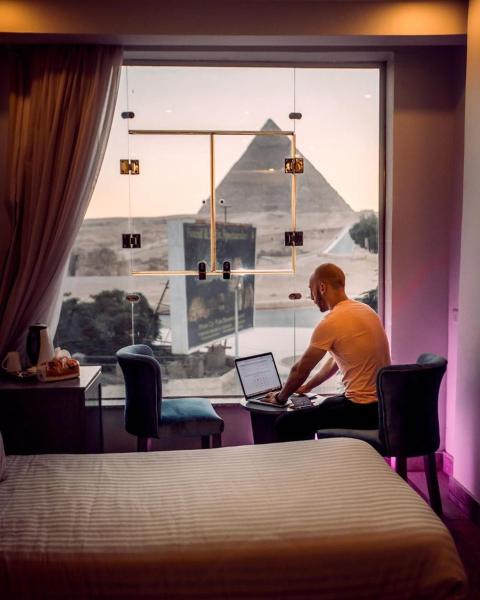 A la foto es mostra l'objecte Cleopatra Pyramids View Hotel situat a la ciutat de El Caire.
