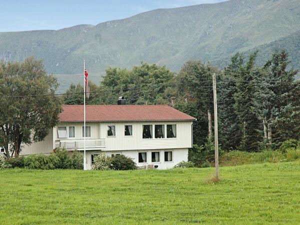 На фото показан объект 6 person holiday home in Farstad-By Traum, расположенный в городе Julshamn.
