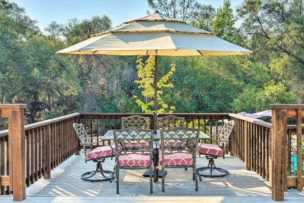 A la foto es mostra l'objecte Bright Gold Country Home Pool, Deck and Hot Tub! situat a la ciutat de Sonora.
