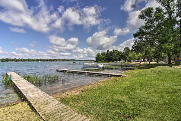 A la foto es mostra l'objecte Lakefront Retreat with Boat Rentals, Beach and Bar situat a la ciutat de Dent.