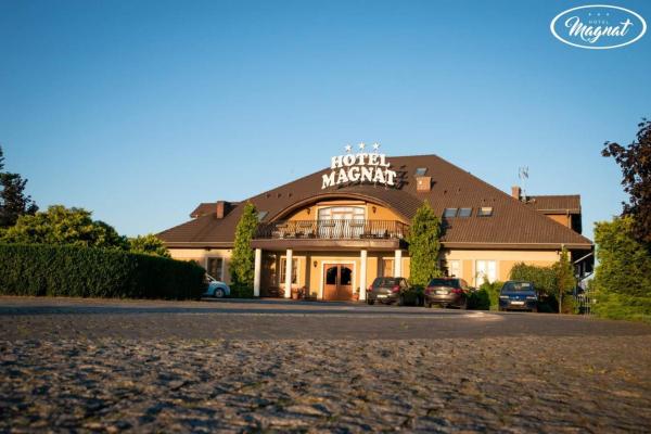 Auf dem Foto ist das Objekt Hotel Magnat in der Stadt Piotrowice zu sehen.