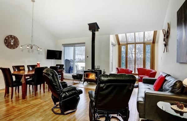 På bildet vises objektet Condo 517 Chemin du Hibou by Les Chalets Alpins som ligger i byen Stoneham.