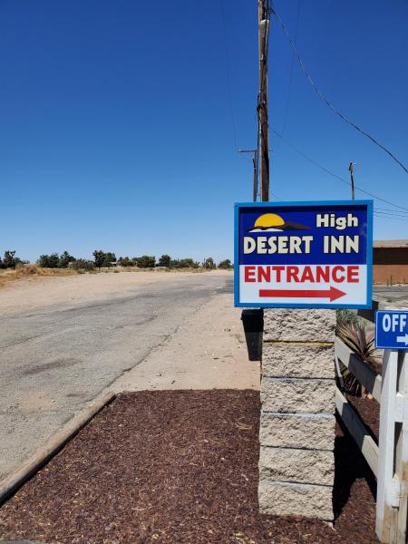 A la foto es mostra l'objecte High Desert Inn situat a la ciutat de Hesperia.