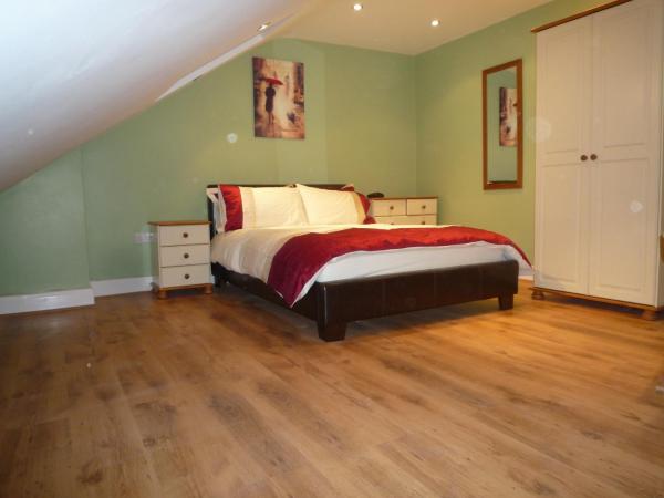 Three Bedroom Flat, Camborne Avenue W13, Londres