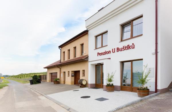 Na fotografii je vidět objekt Penzion U Buštíků nacházející se ve městě Mistřín.
