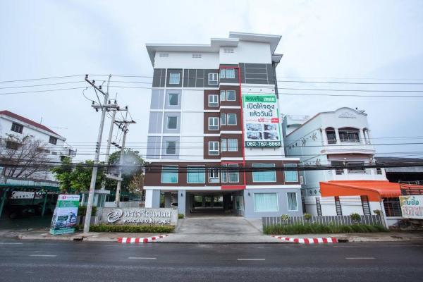写真にはBan Bang Phra市にあるพรเจริญเพลสが写っています。