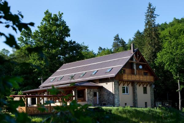 Na fotografii je vidět objekt Pod Břesteckou skalou nacházející se ve městě Salaš.