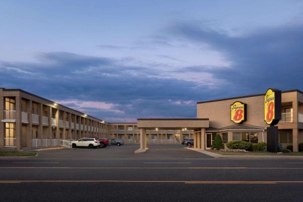 A la foto es mostra l'objecte Super 8 by Wyndham Windsor/Dougall situat a la ciutat de Windsor.