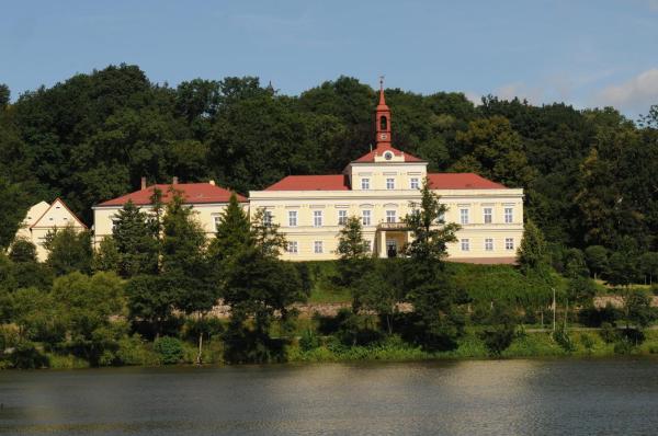 Na fotografii je vidět objekt Penzion Zámek Rozsochatec nacházející se ve městě Rozsochatec.