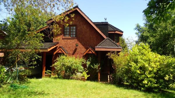 A la foto es mostra l'objecte Casa Arboleda de Lican Ray situat a la ciutat de Licán Ray.
