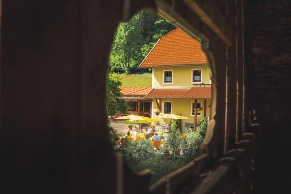The photo shows the Berggasthof Karlbauer located in the city of Pusarnitz.