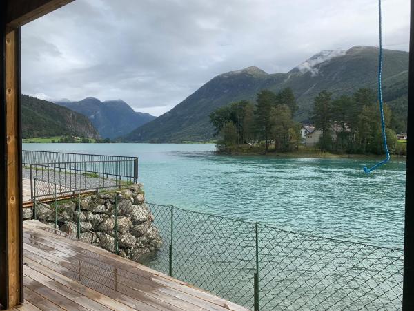 Na zdjęciu widoczny jest obiekt Stryn Crystal Apartments - Waterfront Apartment położony w mieście Hellesylt.